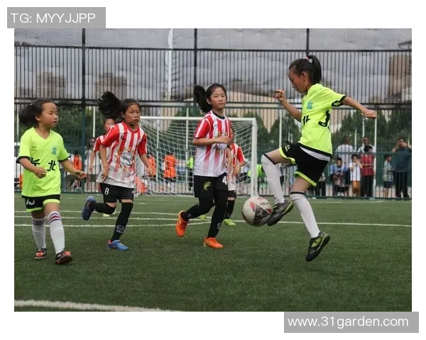 《足球风云幕后：真实再现绿茵场上的汗水与荣耀》